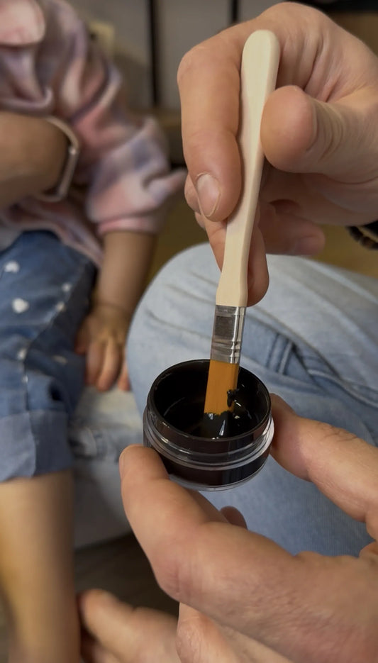 Obraz na płótnie — miś z odciskiem stópki i personalizacją dla dziecka