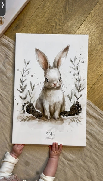 Obraz na płótnie — królik z odciskami stópek i personalizacją dla dziecka