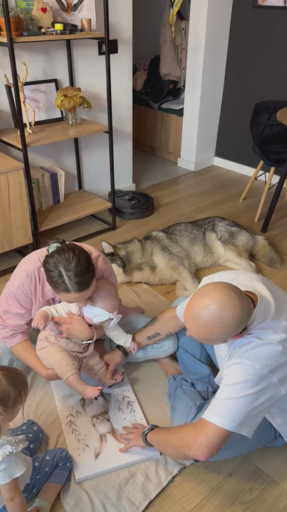 Obraz na płótnie — królik z odciskami stópek i personalizacją dla dziecka