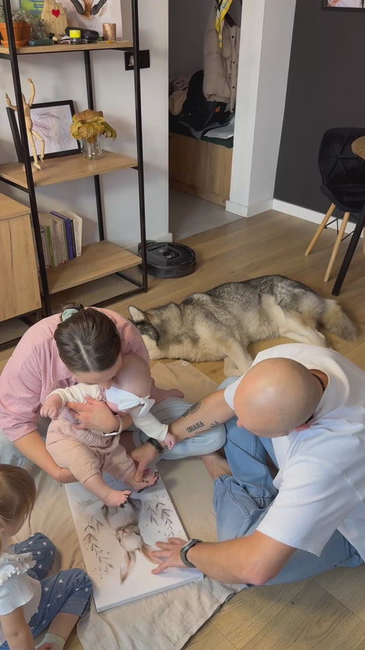 Obraz na płótnie — królik z odciskami stópek i personalizacją dla dziecka